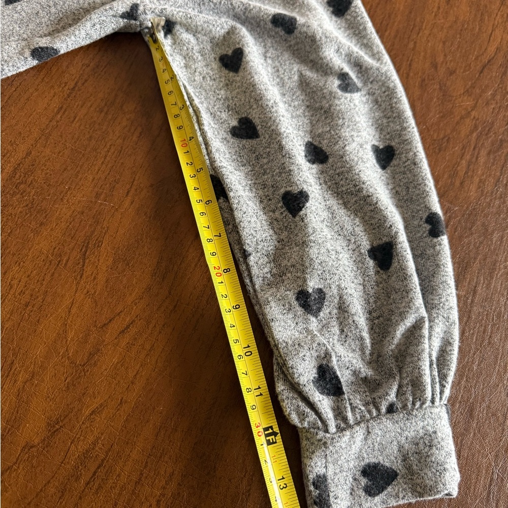🖤EUC LUCKY brand log  sleeve, v- neck, grey and black hearts. Super soft! - Picture 6 of 10